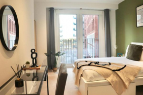 Luxury 2 bedroom apartment near central London with balcony - Open for Long stay and Families Relocatings